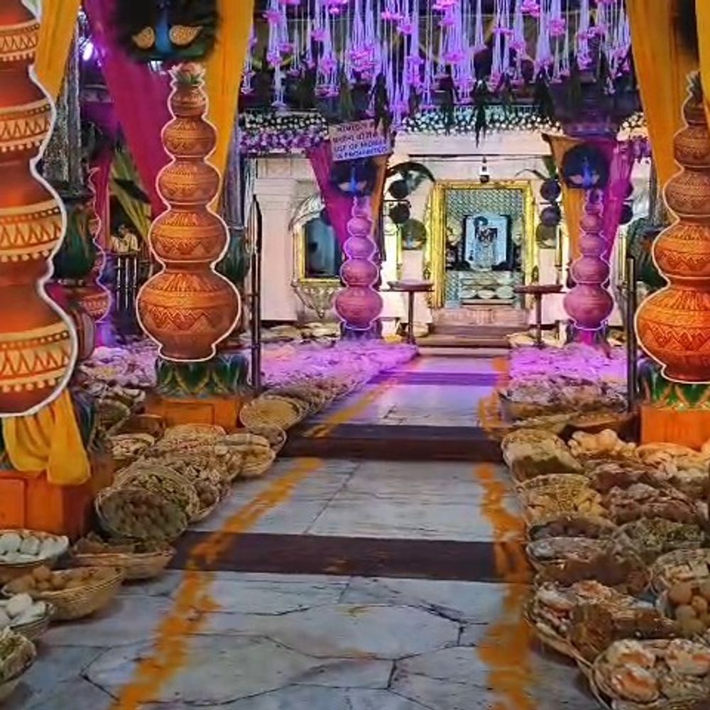 मथुरा के द्वारकाधीश मंदिर में छप्पन भोग:हजारों श्रद्धालुओं ने किए दर्शन, जयकारों से गूंजा मंदिर परिसर