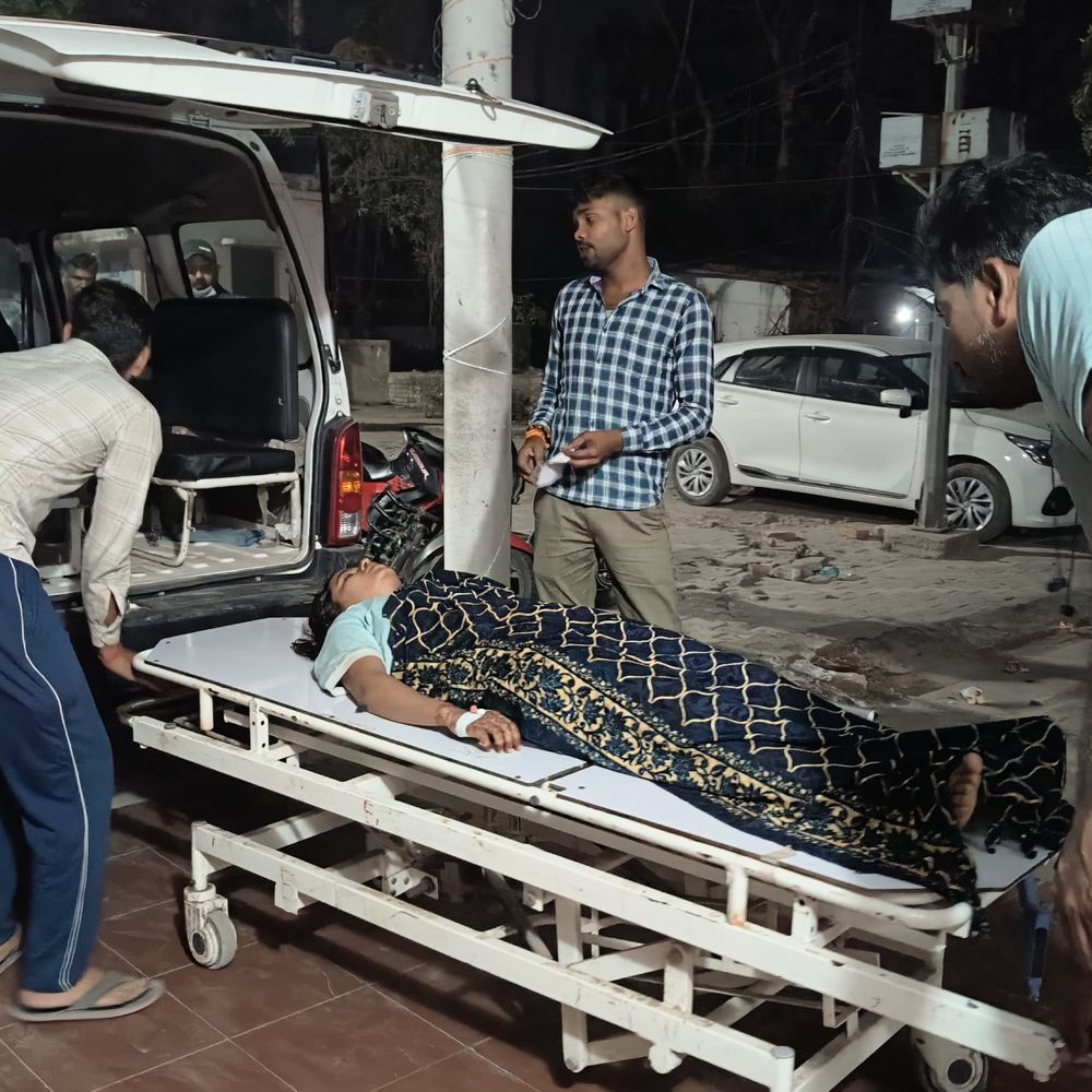 जमीनी विवाद में मारपीट, 5 लोग घायल, VIDEO:मऊ में महिलाओं से भी हुई बदसलूकी, ईंट-पत्थर चलाते दिखे