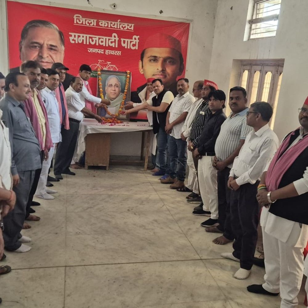 सपा ने कांशीराम की जयंती मनाई:हाथरस में बहुजन और पीडीए दिवस के रूप में कार्यक्रम आयोजित