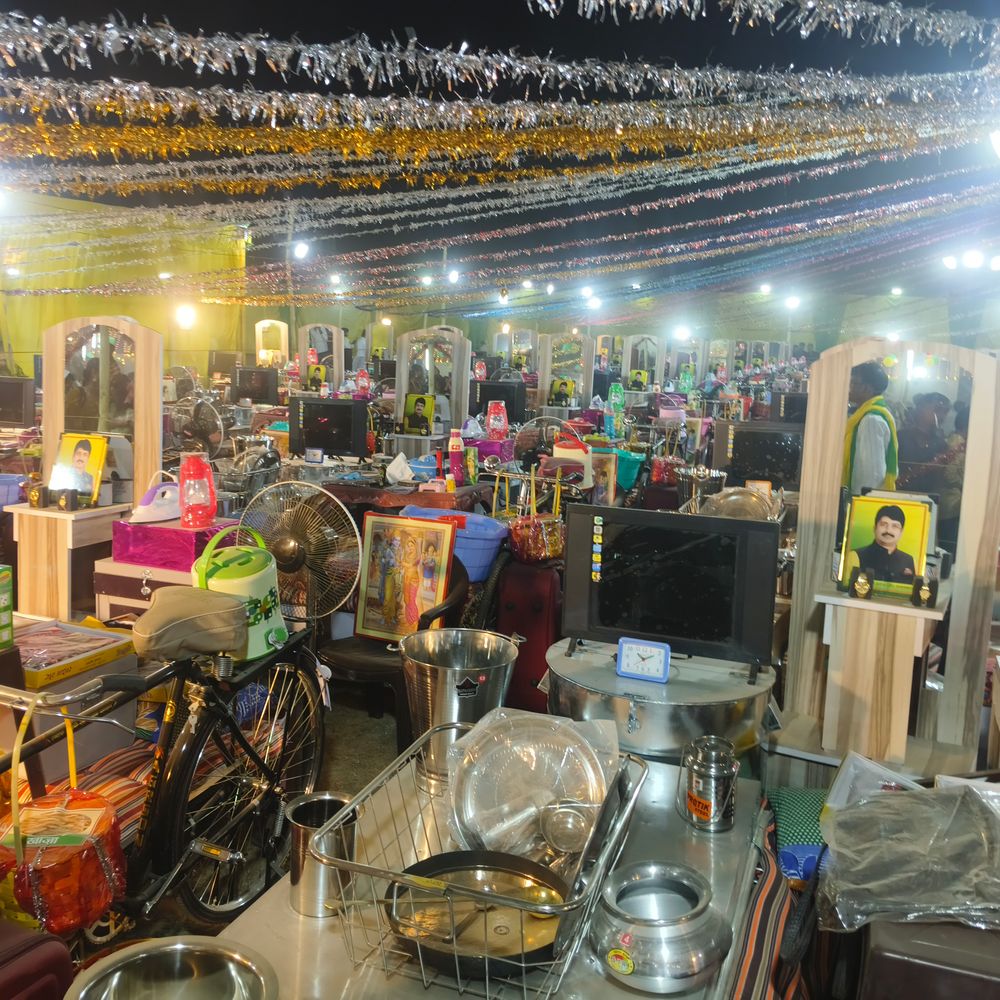 कुंडा में 101 गरीब कन्याओं की सामूहिक बारात:राजा भैया समेत कई नेताओं ने की अगवानी, हजारों बाराती और नागरिक देखने के लिए उमड़े