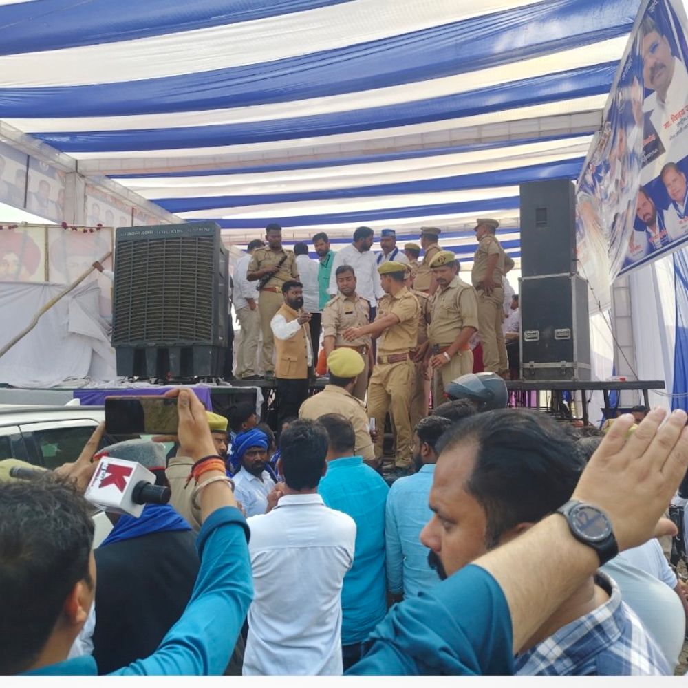 चंद्रशेखर आजाद के मंच पर रिवाल्वर लेकर पहुंचा पुलिसकर्मी:सिविल ड्रेस में तैनात था, बाराबंकी में कार्यकर्ताओं ने संदिग्ध समझकर पकड़ा