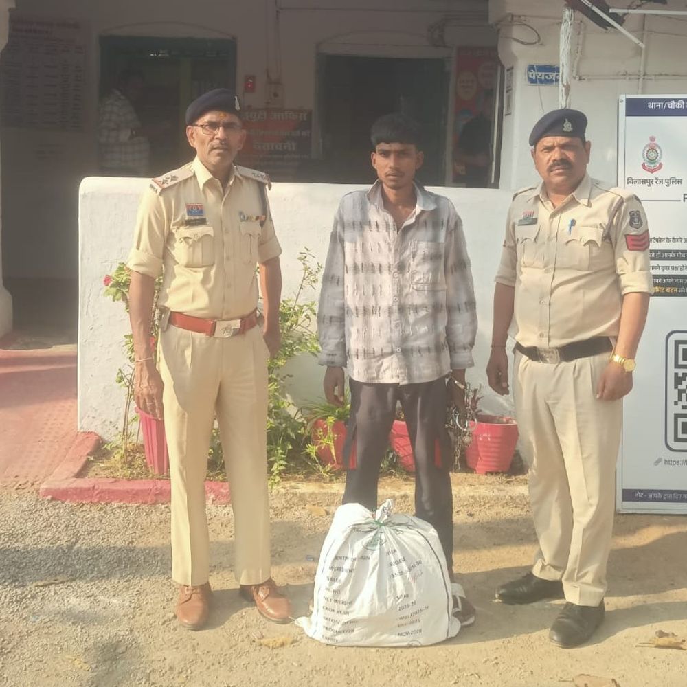 मुंगेली में कफ सिरप चुराने वाला आरोपी गिरफ्तार:नाबालिग के साथ चुराए थे 96 बोतल सिरप, न्यायिक रिमांड पर भेजा जेल