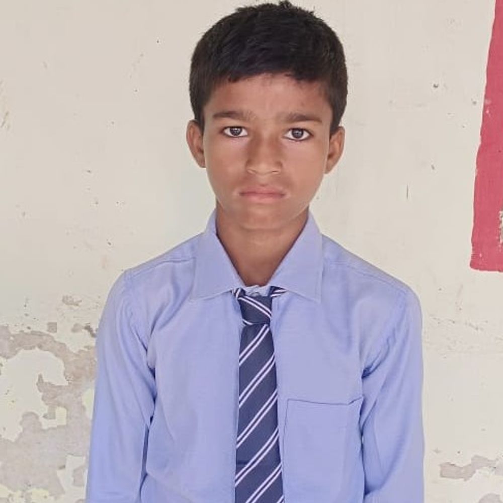 किशोर की हाईटेंशन लाइन से मौत:बलरामपुर में खेलते समय हुआ हादसा, परिवार में मातम