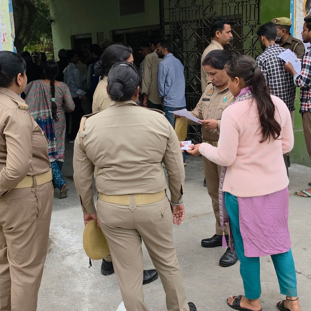 संभल में पुलिस भर्ती परीक्षा का दूसरा दिन:6720 अभ्यर्थी देंगे एग्जाम, पहले दिन 2027 रहे अनुपस्थित, बाल-कान चेक किया