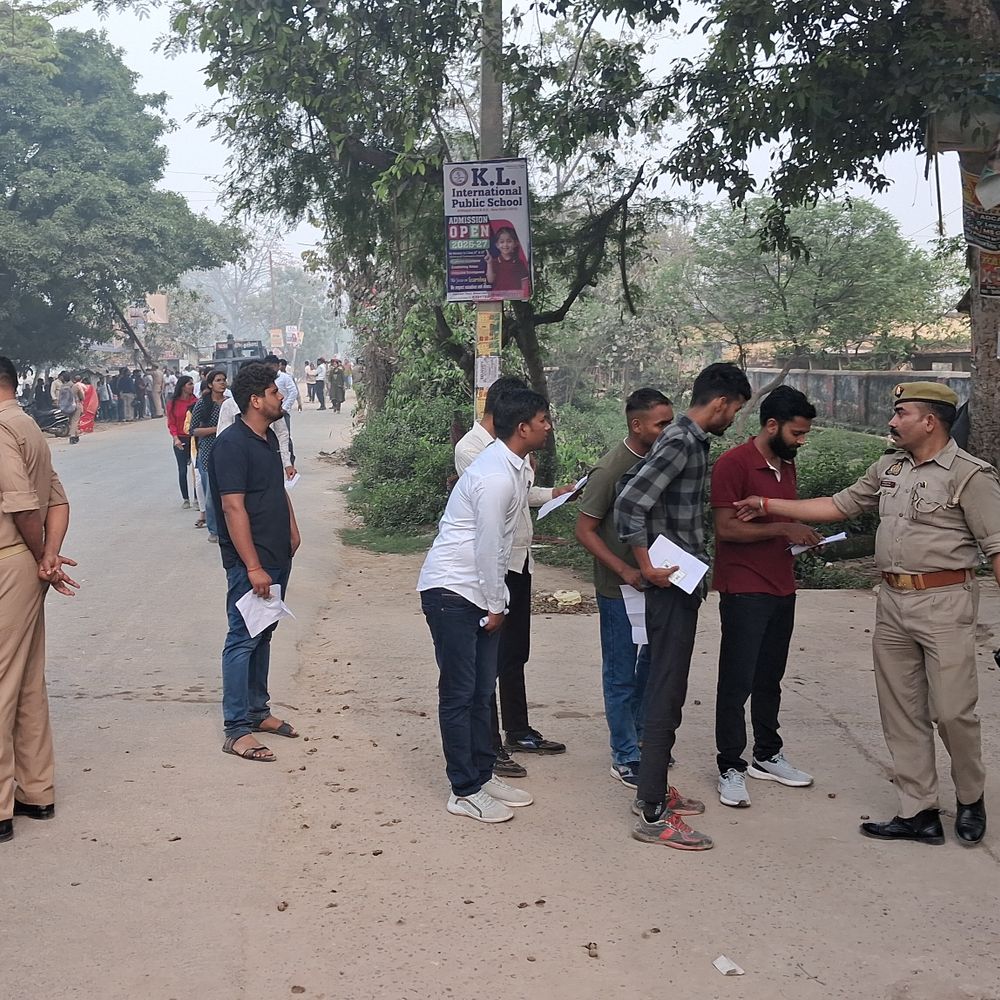 कुशीनगर में कड़ी सुरक्षा में दूसरे दिन दरोगा भर्ती परीक्षा:5 केंद्रों पर 9600 अभ्यर्थी, पहले दिन 1401 रहे अनुपस्थित