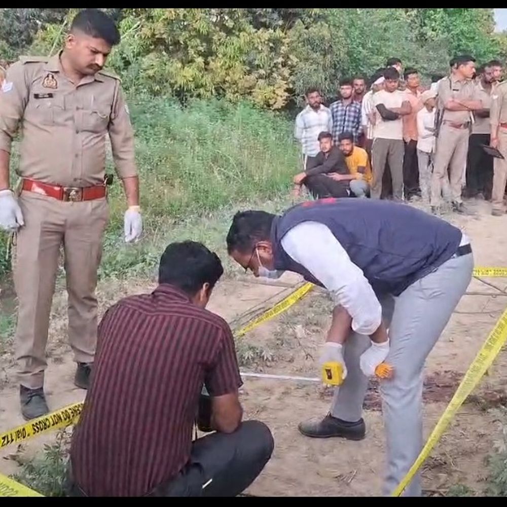 खेत में मिला महिला का सिर कटा शव मिला:बुलंदशहर पुलिस पहचान करने में जुटी, हाथ पर गुदा हुआ है नाम