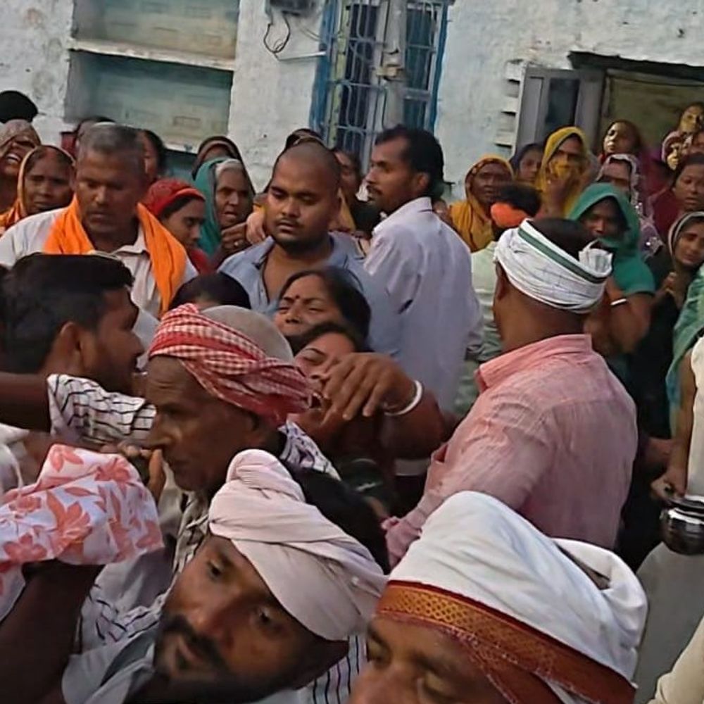 बेटे ने दी पिता, मां और बहन को मुखाग्नि:चित्रकूट में एक ही परिवार के तीन सदस्यों की हुई थी मौत, गाजीपुर में अंतिम संस्कार