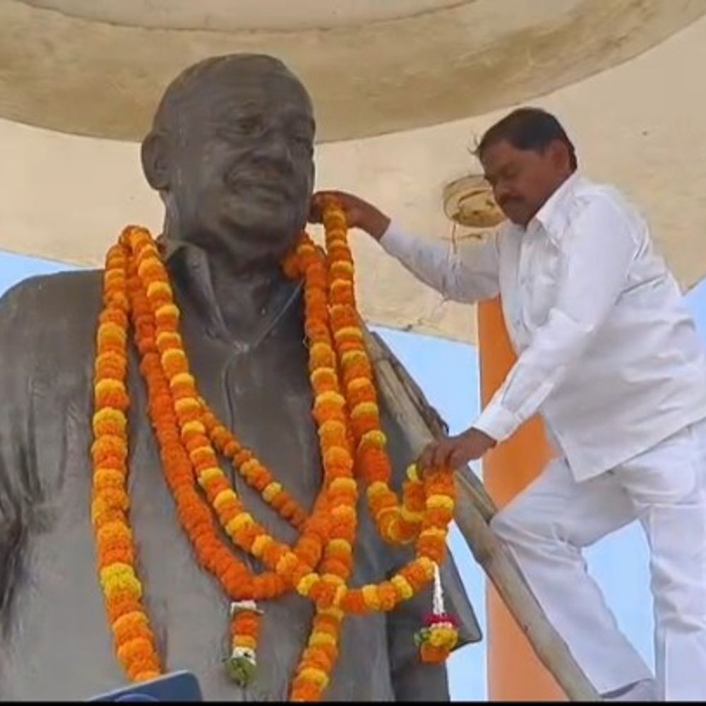 सपा नेताओं ने कांशीराम की जयंती पर दी श्रद्धांजलि:कौशांबी में उनकी प्रतिमा पर किया माल्यार्पण
