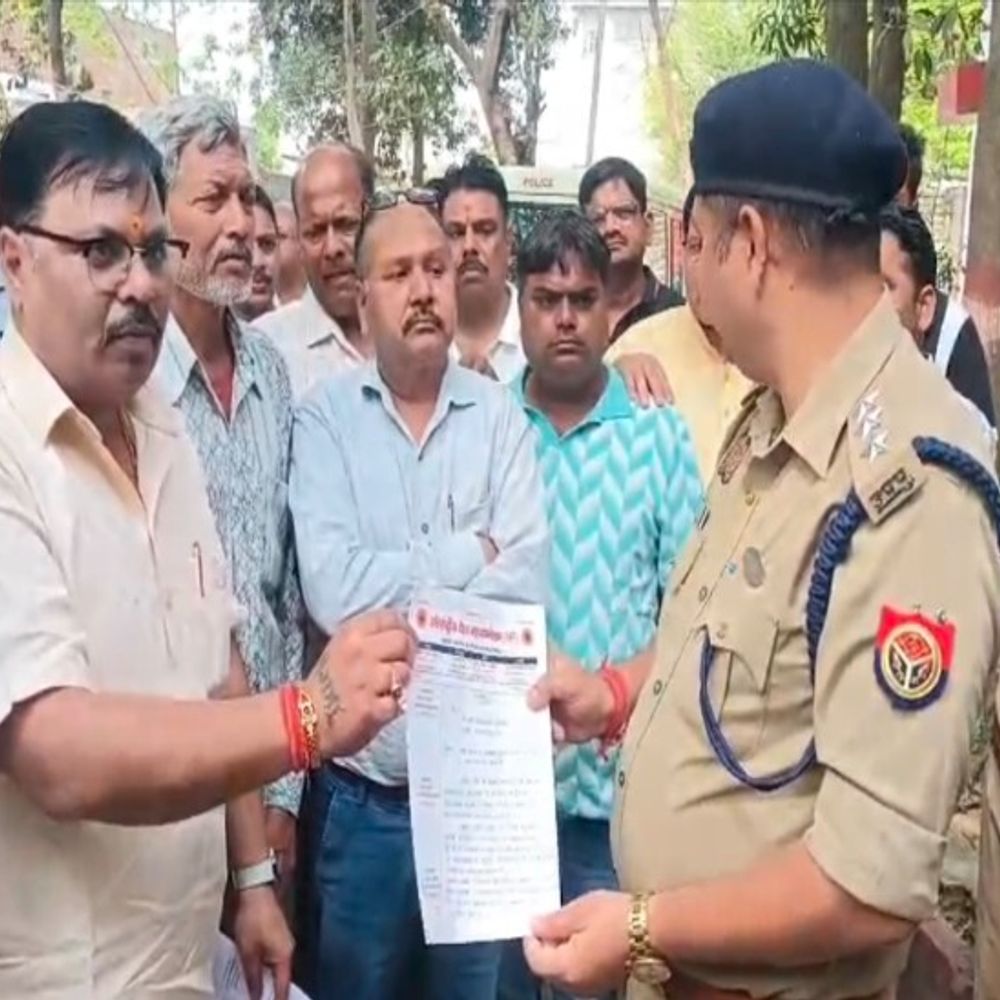 वैश्य महासम्मेलन ने पुलिस को ज्ञापन सौंपा:मुर्गा बनाकर बुजुर्ग से मारपीट मामले में उचित धाराओं की मांग, आंदोलन की दी चेतावनी