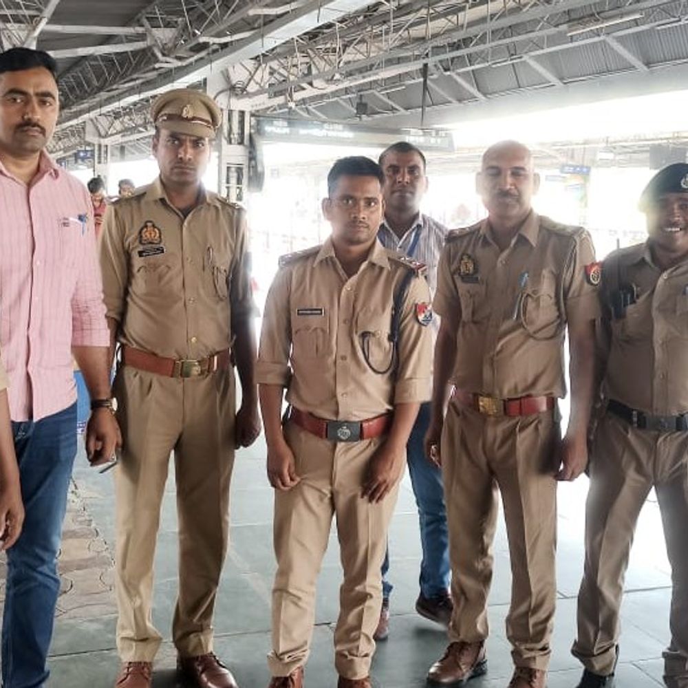 प्रयागराज जंक्शन पर नकली RPF दारोगा गिरफ्तार:3 महीने से दे रहा था धोखा, परिवार को भी रखा अंधेरे में