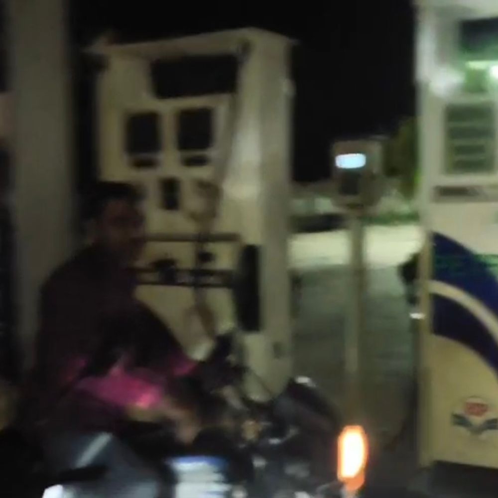 बाराबंकी के HP पंप पर पेट्रोल-डीजल खत्म:भुगतान के बाद भी नहीं पहुंची खेप, ग्राहक परेशान, लग रही लंबी लाइनें