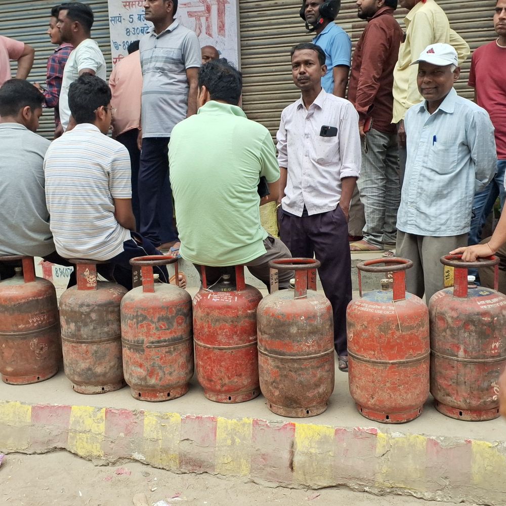 गाजीपुर में गैस एजेंसी के बाहर लगी लंबी कतारें:महिला ने कहा- ओटीपी के बावजूद नहीं मिला सिलेंडर