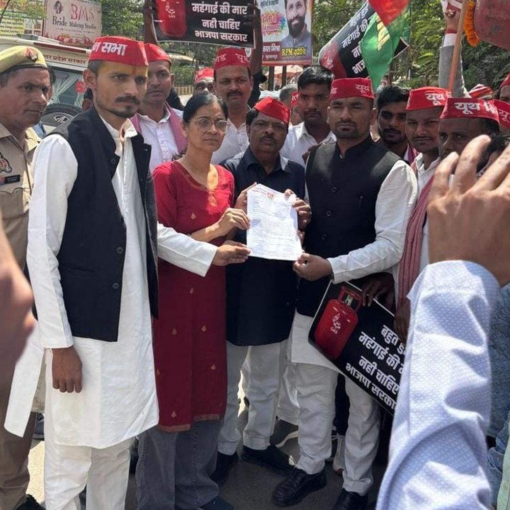रसोई गैस के दाम बढ़े, सपा यूथ ब्रिगेड का प्रदर्शन:राष्ट्रपति को संबोधित पांच सूत्रीय ज्ञापन सिटी मजिस्ट्रेट को सौंपा