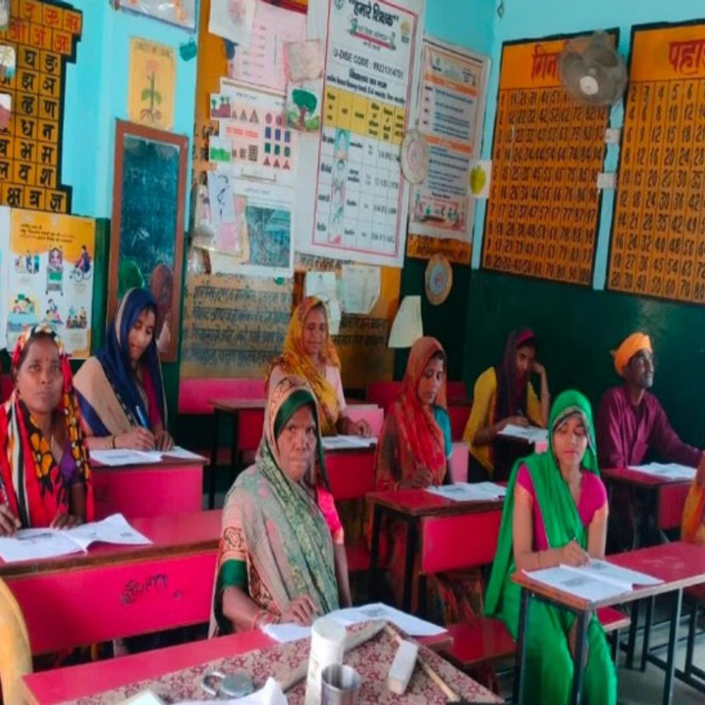 शाहजहांपुर में उल्लास साक्षरता परीक्षा आयोजित:15 वर्ष से अधिक आयु के नवसाक्षरों ने लिया भाग, बीएसए ने किया निरीक्षण