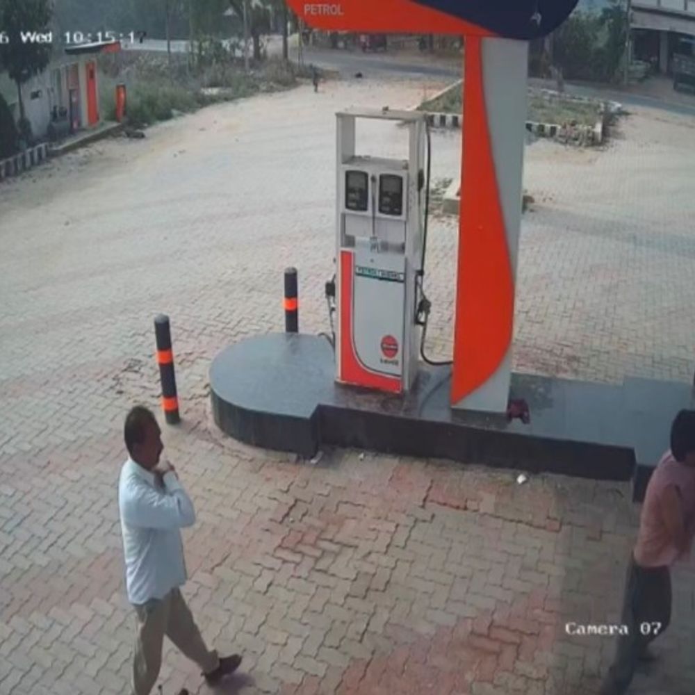 सुल्तानपुर में पेट्रोल पंप सेल्समैन को पीटा, VIDEO:दूसरी मशीन से पेट्रोल लेने को कहने पर विवाद, घटना CCTV में कैद