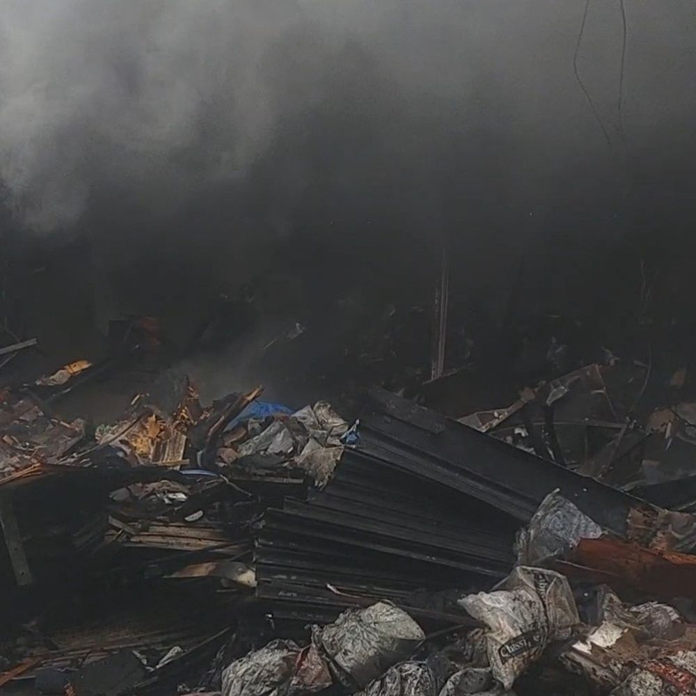 बदायूं में रेडीमेड गारमेंट्स की दुकान में आग:पांच फायर टेंडर मौके पर, लाखों के नुकसान का अनुमान