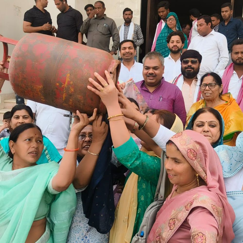 मैनपुरी में सपा महिला सभा का प्रदर्शन:गैस सिलेंडर की बढ़ती कीमतों पर भाजपा सरकार को घेरा