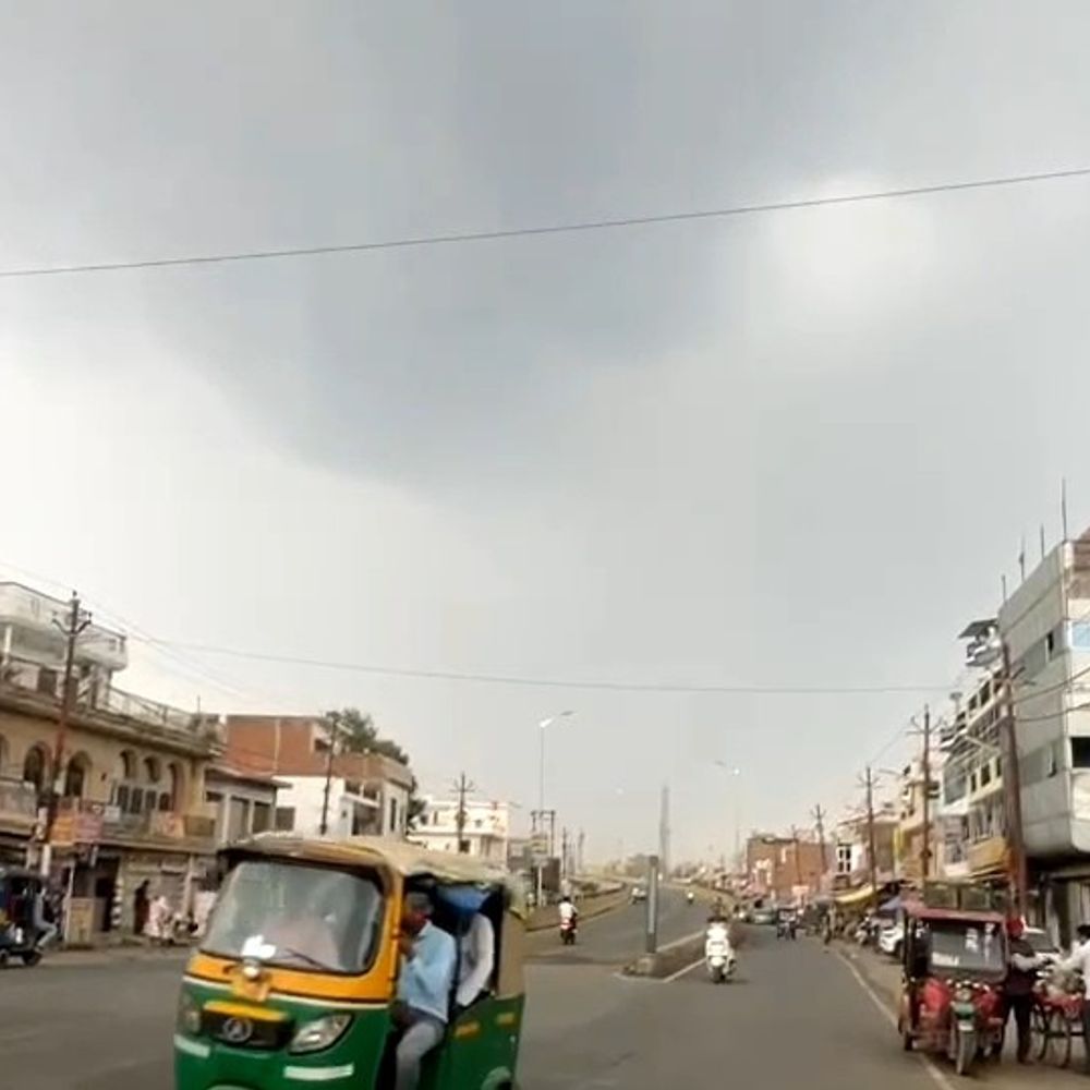 फर्रुखाबाद में हल्की बूंदाबांदी, तेज हवा:मौसम में बदलाव से ठंडक बढ़ी, किसानों को फसल की चिंता