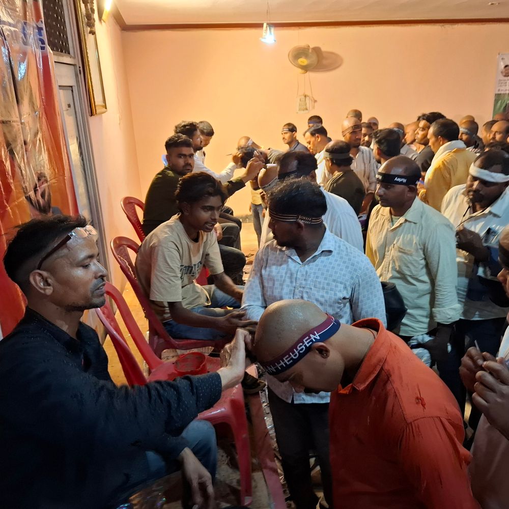 मुगलसराय में गंजेपन शिविर में डेढ़ हजार लोग पहुंचे:दिल्ली के 'सलमान भाई' ने दी जड़ी-बूटी वाली दवा, 200 रुपए तक एंट्री फीस