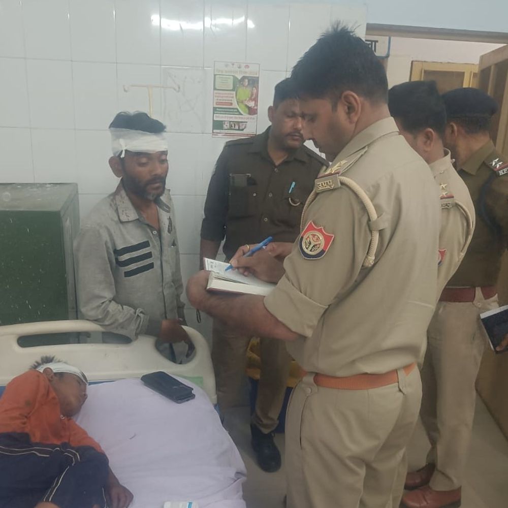 ललितपुर में चलती ट्रेन से गिरे पिता-पुत्र:एक घंटे के रेस्क्यू के बाद मिले घायल, मासूम की हालत गंभीर