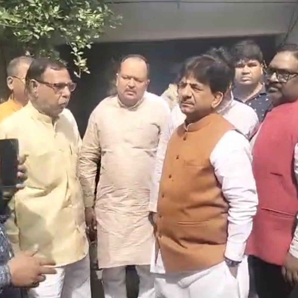 आरएसएस जिला कार्यवाह के घर हमले का आरोपी गिरफ्तार:बिजनौर में मेडिकल के दौरान आरोपी ने पिस्टल छीन भागने की कोशिश की, घर पर बुलडोजर चला