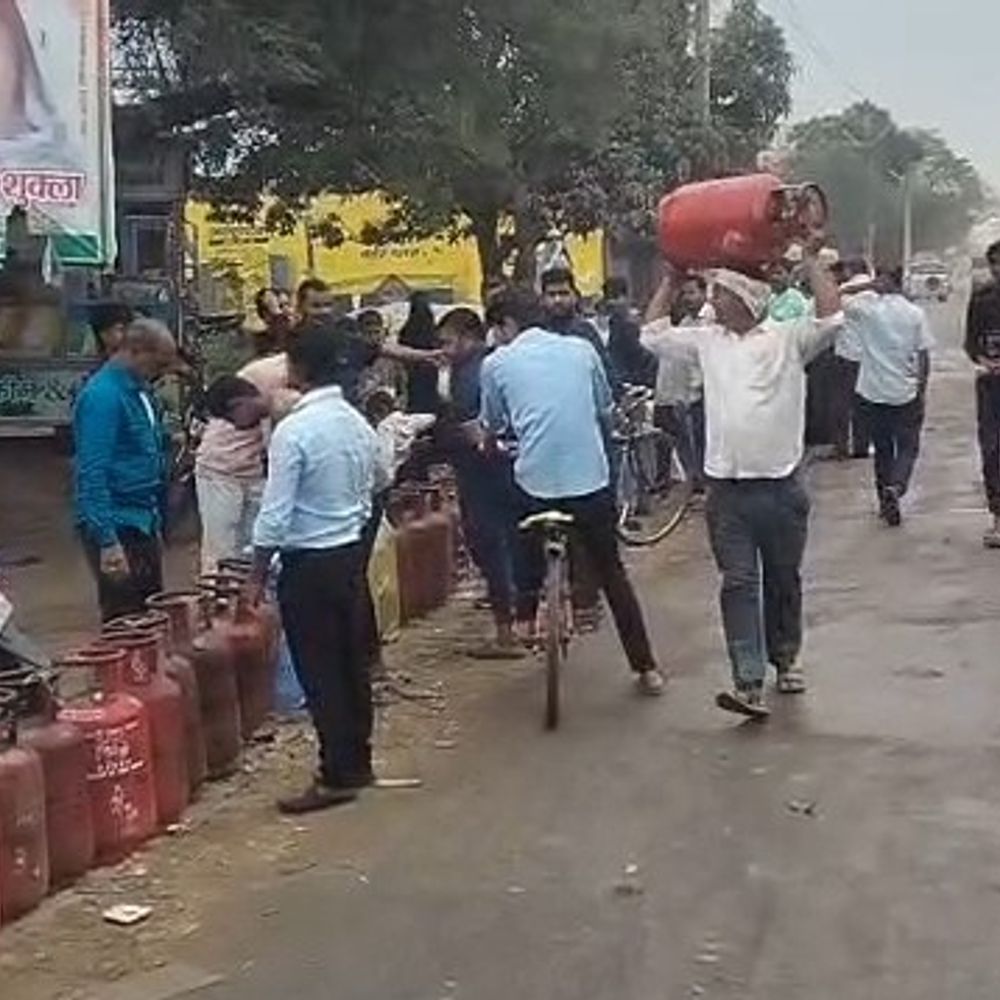 गोंडा में गैस एजेंसियों पर भीड़, पुलिस-लेखपाल तैनात:11 मार्च की बुकिंग पर आज मिल रही गैस, KYC के लिए भी भीड़ उमड़ी