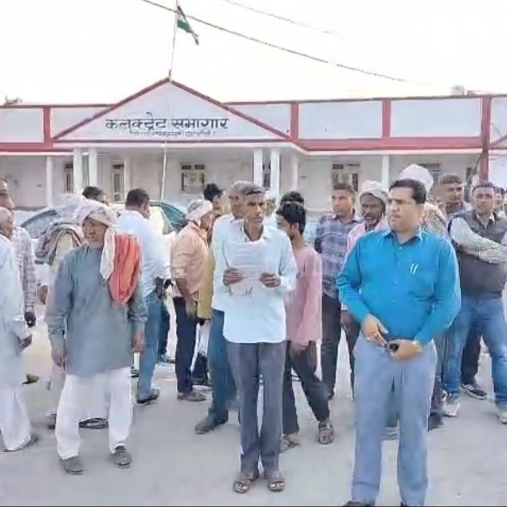 हाईकोर्ट की डीएम-एसपी पर टिप्पणी के बाद संभल में प्रदर्शन:ग्रामीणों ने किया घर में सामूहिक नमाज का विरोध, पलायन की चेतावनी दी