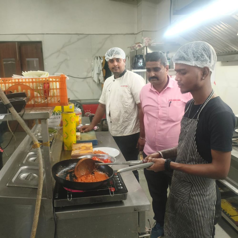 होटल और ढाबों पर इंडक्शन का इस्तेमाल बढ़ा:  मांग बढ़ने से दुकानदारों के पास भी स्टॉक खत्म, बिजली वाली भट्टियां भी बुक – Balaghat (Madhya Pradesh) News