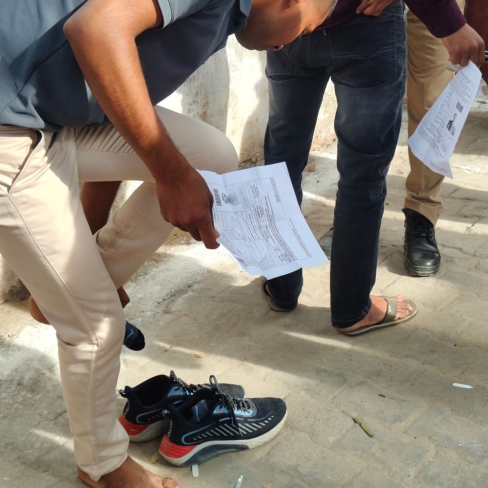 यूपी SI भर्ती परीक्षा में गहने-जूते उतरवाकर मिला प्रवेश:सीतापुर में 5760 अभ्यर्थी पंजीकृत, महिलाओं के भी उतरवाए गहने