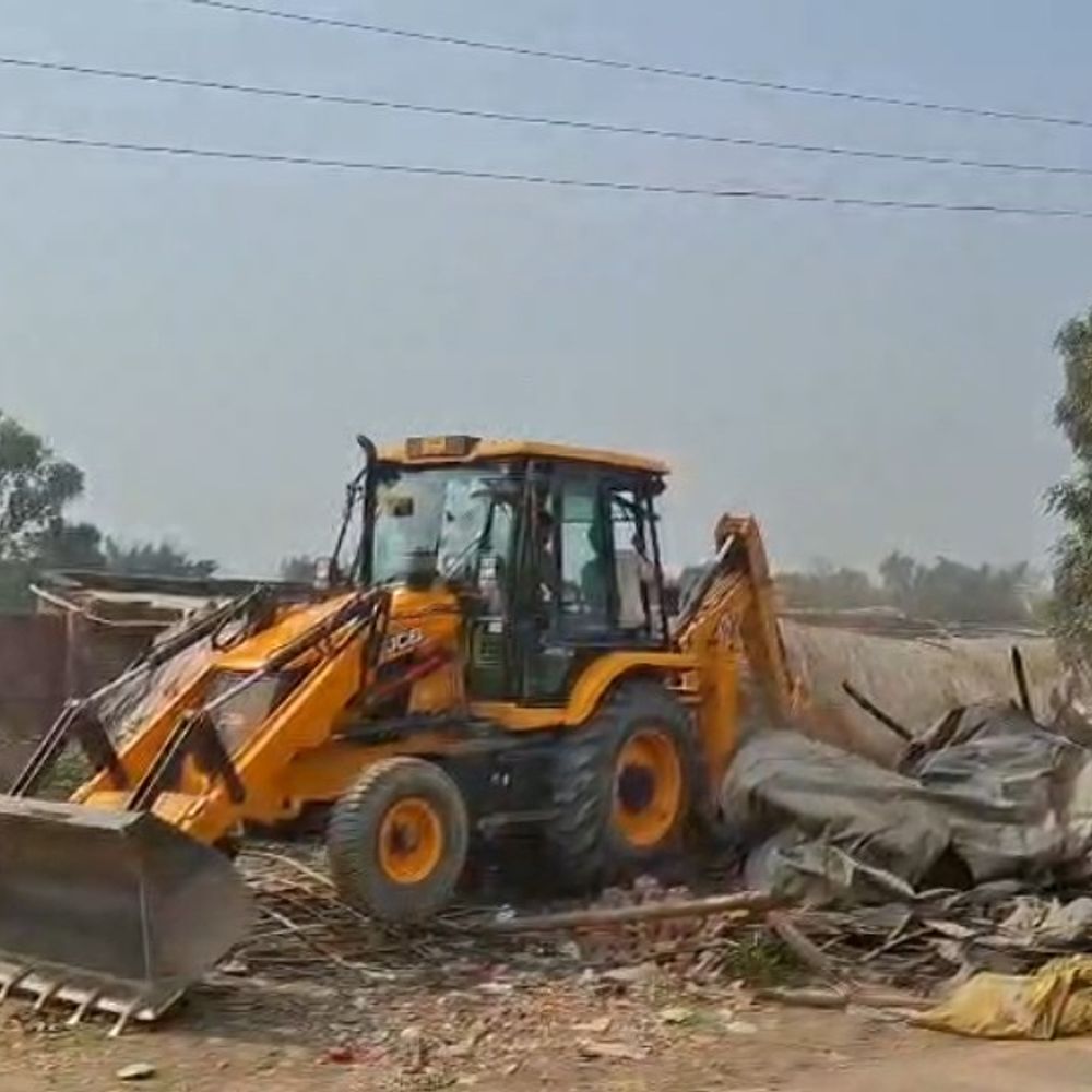 श्रावस्ती में तीन परिवारों की झोपड़ियों पर चला था बुलडोजर:प्रशासन ने बंजर भूमि से अतिक्रमण हटाया, परिवार ने मांगी वैकल्पिक जमीन