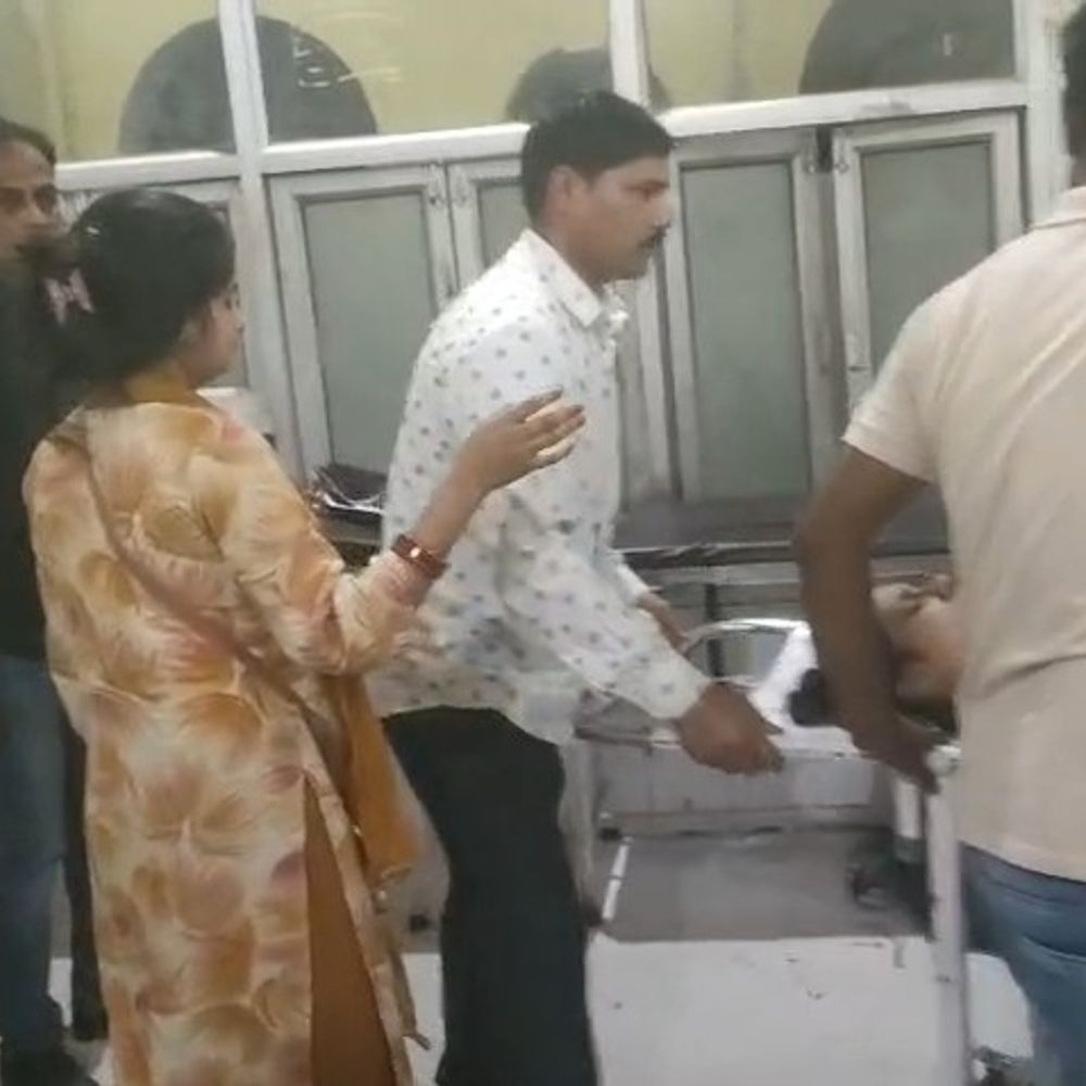 सीतापुर में बस-ट्रक की टक्कर, पीछे से कार भी भिड़ी:हादसे में 12 से अधिक यात्री घायल, तीन वाहन पुलिस कब्जे में