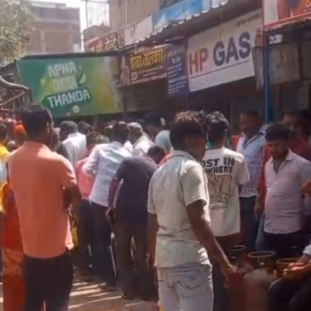 बलिया में गैस आपूर्ति सुचारू रखने को नोडल अधिकारी नियुक्त:जिलाधिकारी ने सभी गैस एजेंसियों पर की तैनाती, निगरानी के निर्देश