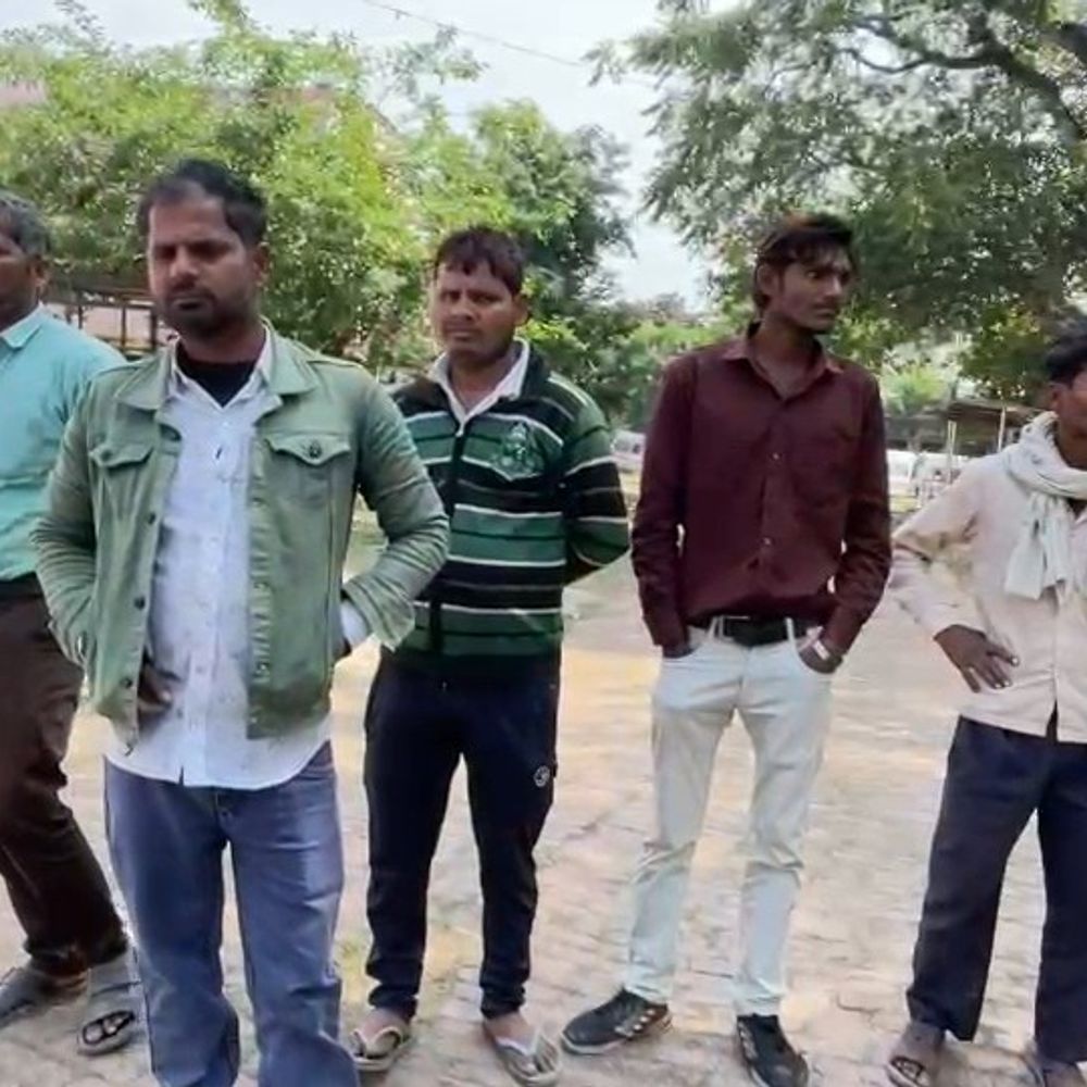 फर्रुखाबाद में पेड़ पर फंदे से लटका मिला युवक:चार दिन पहले नौकरी के लिए जयपुर गया था, घर से 400 मीटर दूर खेत में मिला शव