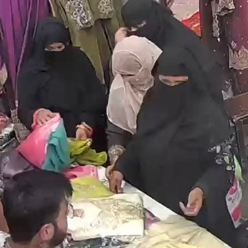 मुजफ्फरनगर में बुर्काधारी महिलाओं ने दुकान से सूट चुराया:सीसीटीवी में कैद हुई वारदात, दुकानदार ने पहले भी चोरी की आशंका जताई