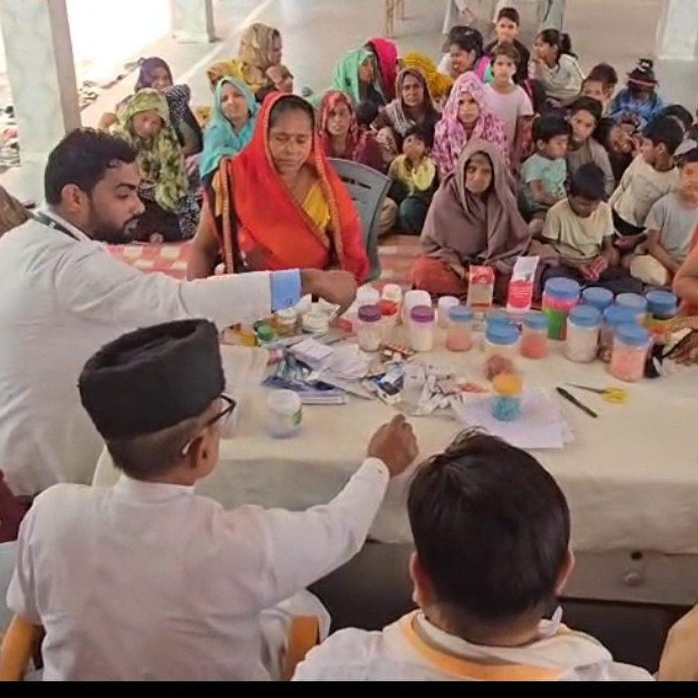 कांशीराम जयंती पर कांग्रेस ने लगाया निःशुल्क चिकित्सा शिविर:नगला गुलाबी में 100 मरीजों को मिली मुफ्त दवाएं और परामर्श