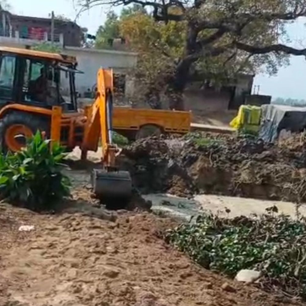 महिला के घर के सामने खोदा 8 फीट गहरा गड्ढा:शाहजहांपुर में प्रधान पर चुनावी रंजिश में प्रताड़ित करने का आरोप, कार्रवाई की मांग