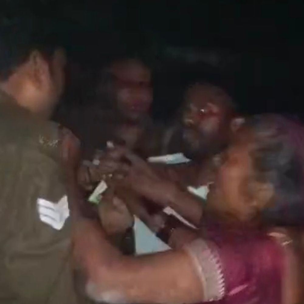 प्रतापगढ़ में पुलिस पर पथराव:यूपी-112 की गाड़ी का शीशा टूटा, गांव में मारपीट की सूचना पर पहुंची थी पीआरवी