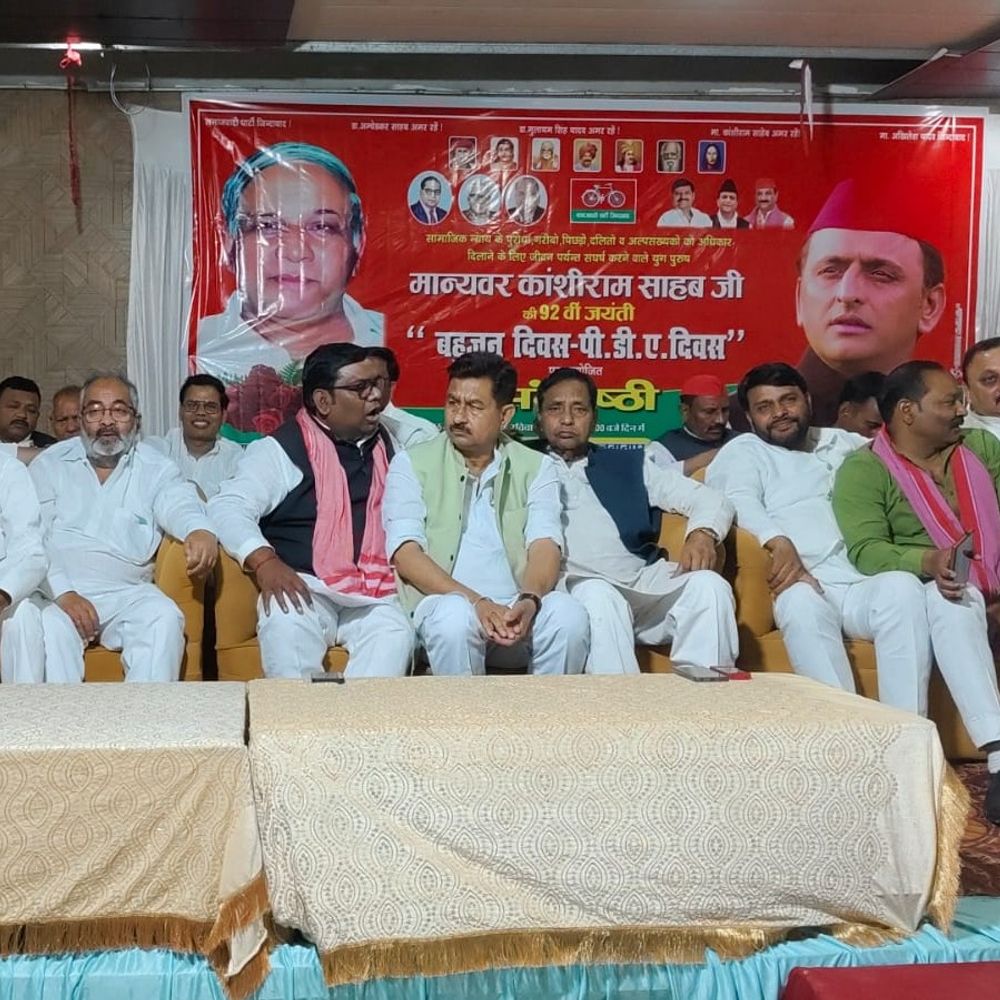सपा ने सुल्तानपुर में मनाई कांशीराम जयंती:नेताओं ने बाबा साहेब के सिद्धांतों पर चलने का संकल्प लिया