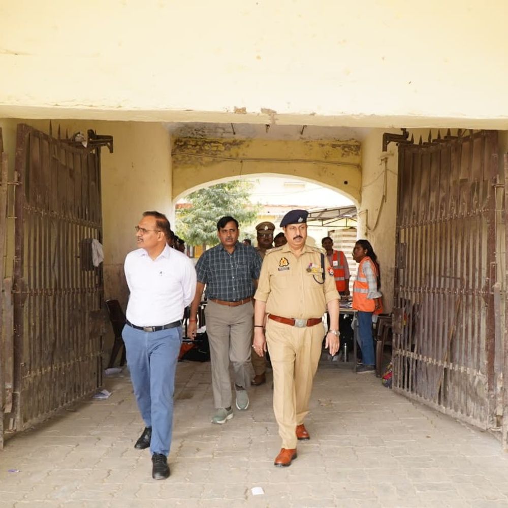 इटावा में SI भर्ती परीक्षा शांतिपूर्ण तरीके से हुई पूरी:डीएम एसएसपी रहे अलर्ट, 11 केंद्रों पर करीब 15 हजार अभ्यर्थियों ने दी लिखित परीक्षा