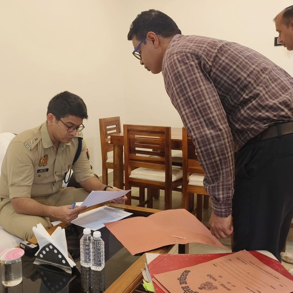 अभिनव त्यागी ने भदोही एसपी का कार्यभार संभाला:पुलिसकर्मियों से मिले, अपराध नियंत्रण को बताया प्राथमिकता