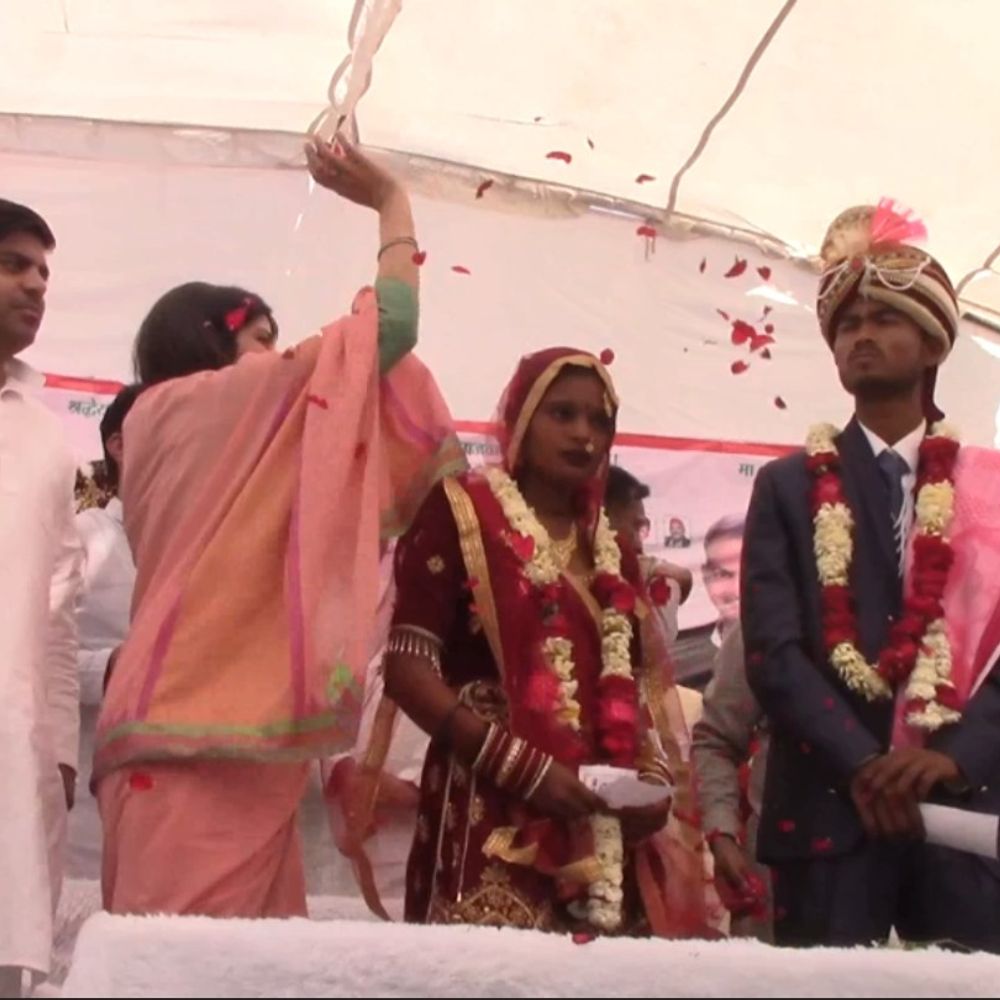 जालौन में कठेरिया समाज का सामूहिक विवाह सम्मेलन:17 जोड़ों ने लिए सात फेरे, डिंपल यादव ने दिया आशीर्वाद