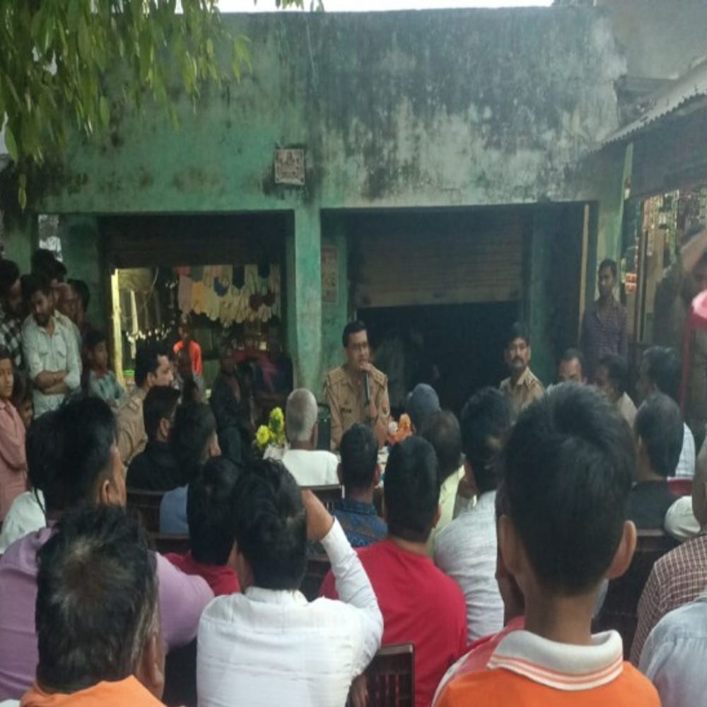 बुजुर्ग को मुर्गा बनाने का मामला:शाहजहांपुर के नाहिल गांव में सुरक्षा समिति की बैठक, शांति बनाए रखने का आग्रह