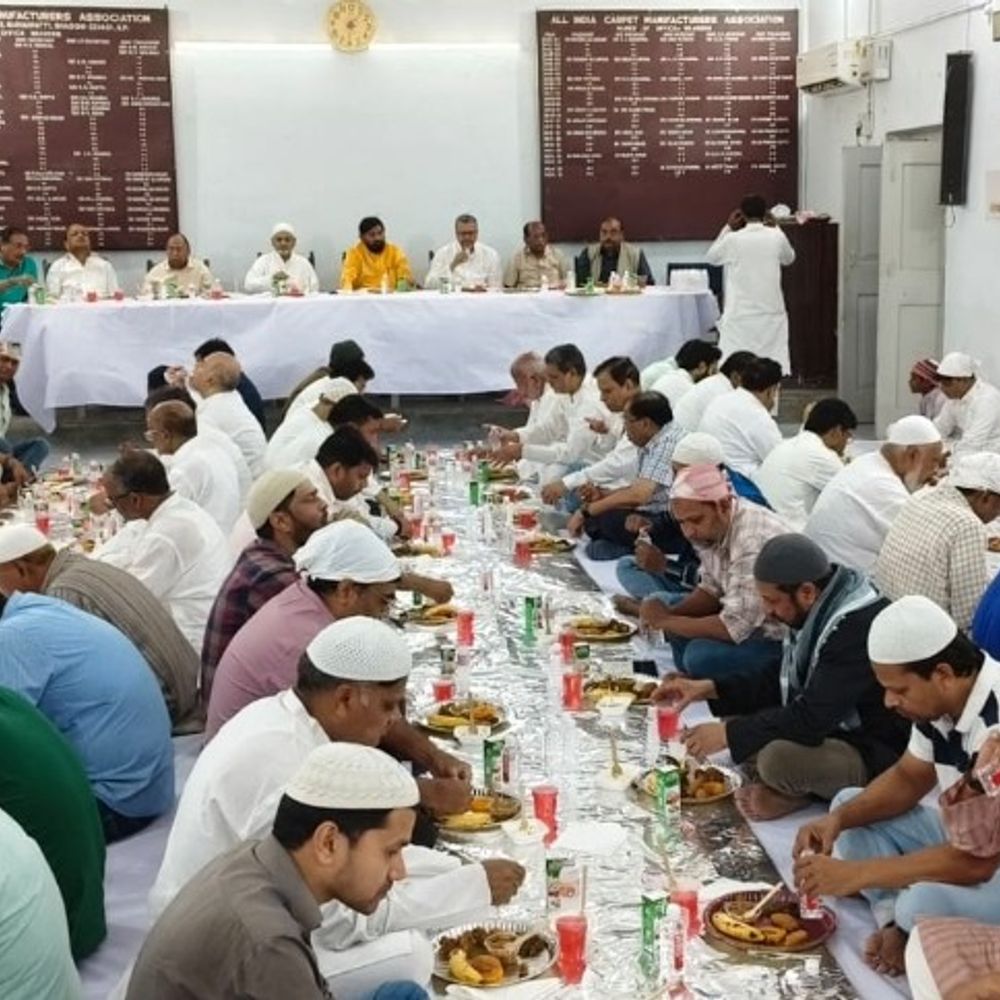 भदोही में एकमा ने सामूहिक इफ्तार पार्टी आयोजित की:हिंदू-मुस्लिम एकता दिखी, कालीन कारोबार में दुआ मांगी गई