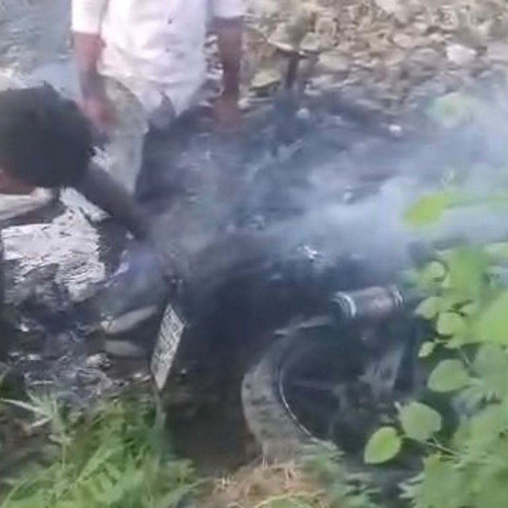 मुजफ्फरनगर में चलती पल्सर बाइक बनी आग का गोला:युवक ने कूदकर बचाई जान, ग्रामीणों ने नाले में गिराकर बुझाई आग