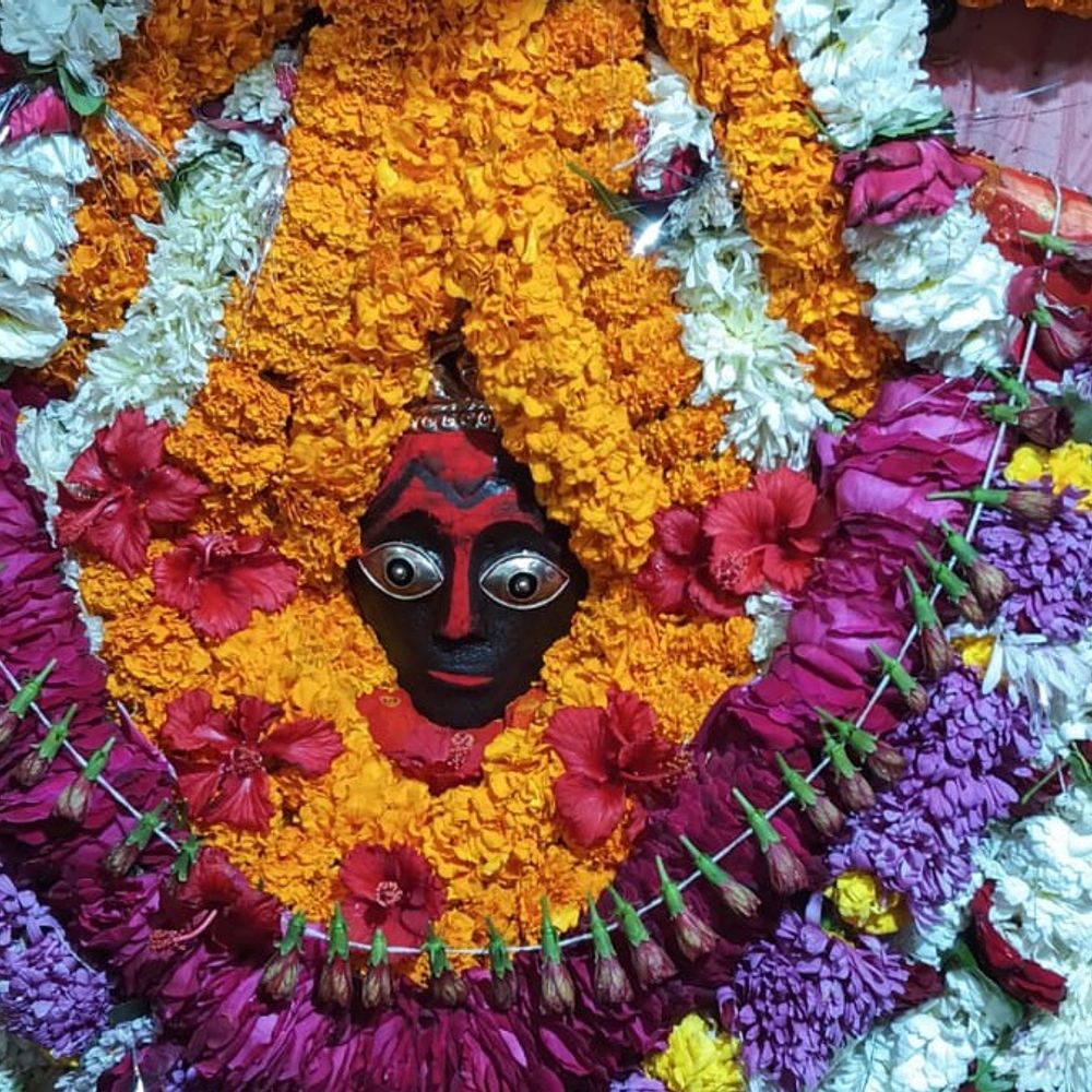 जौनपुर के शीतला चौकिया धाम में नवरात्र की तैयारी पूरी:सुरक्षा के लिए 16 CCTV कैमरे, बैरिकेडिंग और नियंत्रण कक्ष स्थापित