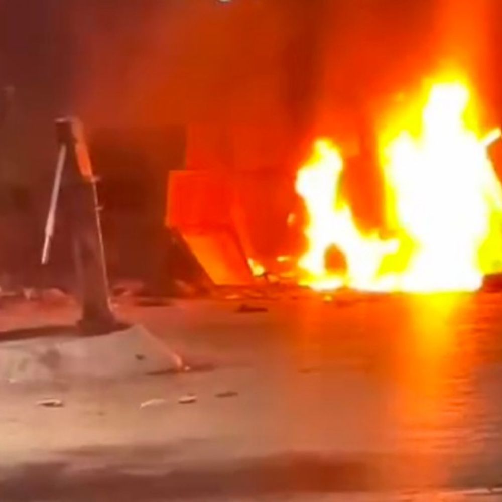 शाहजहांपुर में देर रात एंबुलेंस में लगी आग:पीड़ित ने अज्ञात पर लगाया आरोप, बोला-पुलिस ने नही दर्ज की FIR