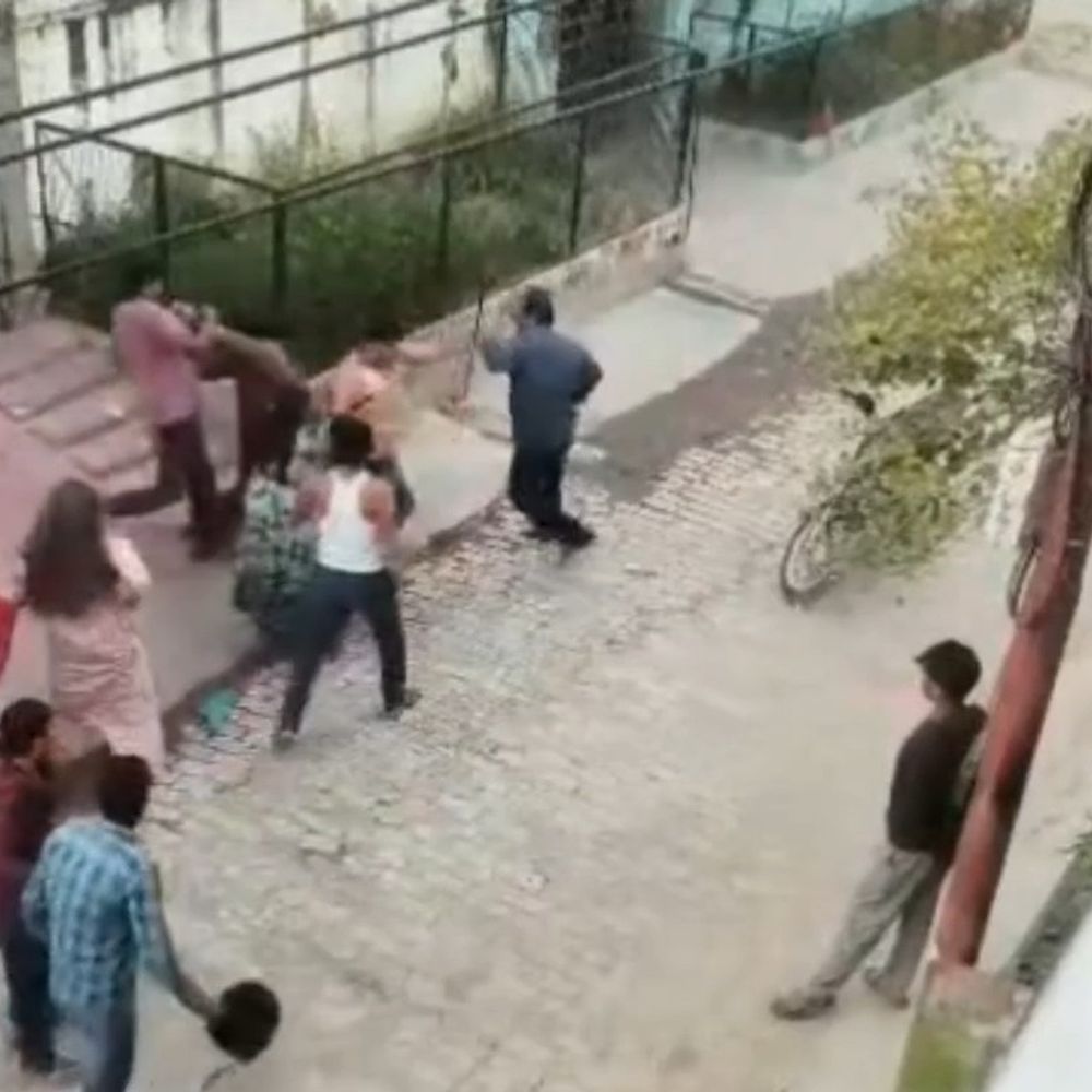 कल्याणपुर में पड़ोसियों के बीच मारपीट:वीडियो सामने आने के बाद पुलिस ने दर्ज किया मुकदमा