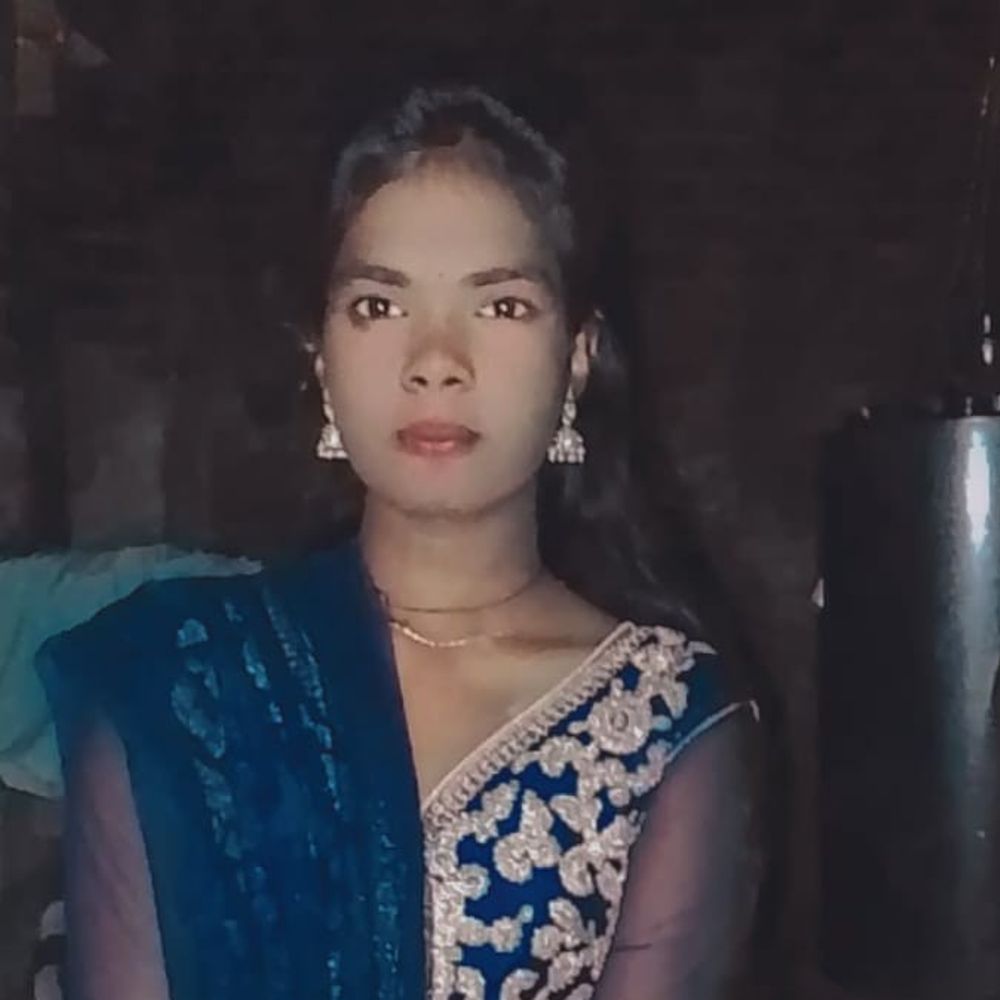 18 साल की छात्रा का शव पेड़ से लटका मिला:परिजनों में कोहराम, पुलिस ने शव पोस्टमार्टम के लिए भेजा; जांच जारी