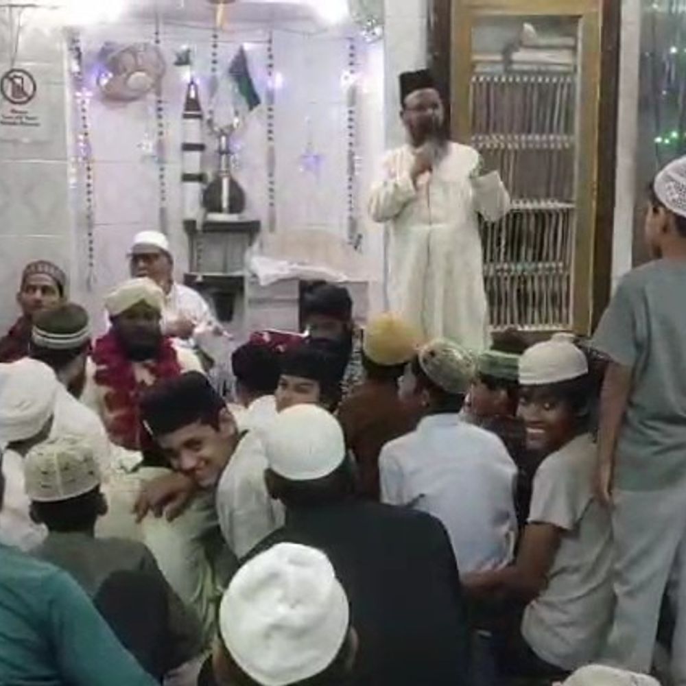 मिनारी मस्जिद में 25वें रोजे पर तरावीह पूरी:उन्नाव में मौलाना हाफिज फखरुद्दीन को 75 हजार रुपये का नज़राना