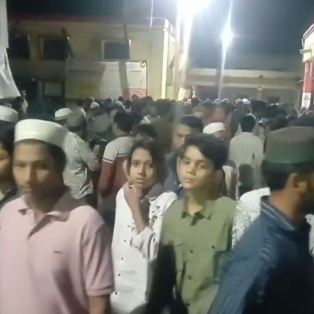 संभल में सड़क हादसा, तीन युवकों की मौत:बाइक-स्कूटी की टक्कर, दो गंभीर घायल, सीएचसी बहजोई से रेफर